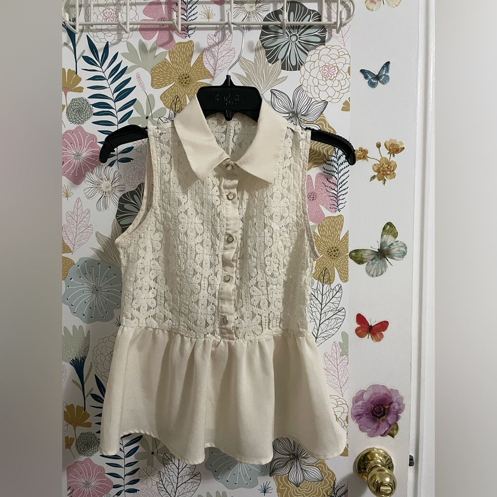 Sleeveless lace beige  button up peplum top